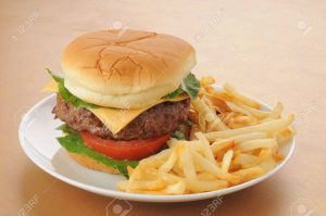 SANDWICH DE HAMBURGUESA COMPLETO C/PAPAS CRUJIENTES